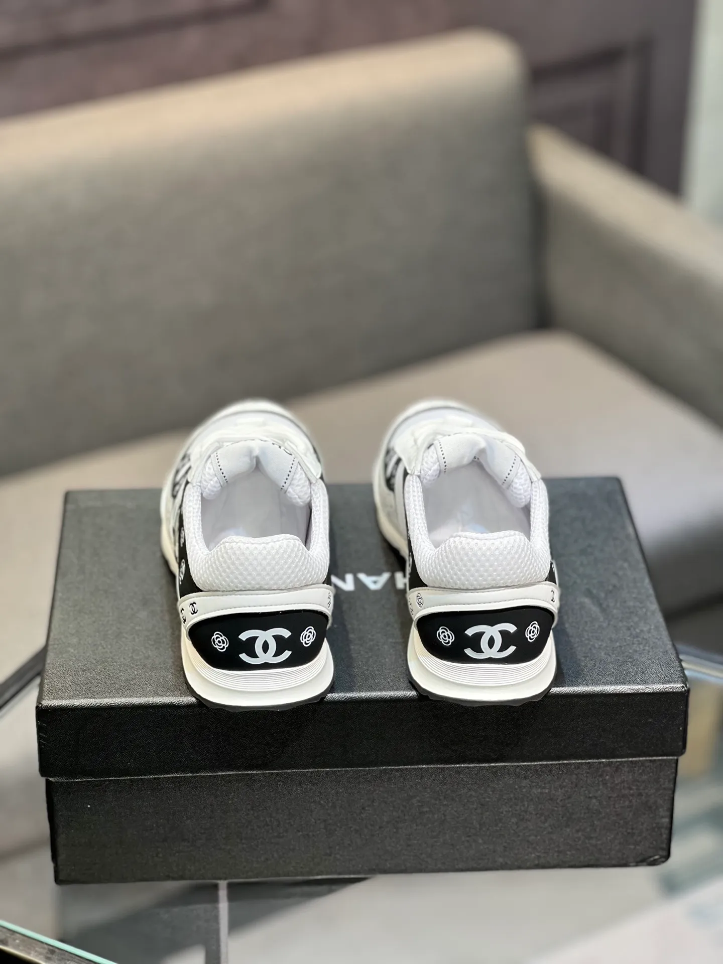 Men's men's shoes 💰640 Exclusive real shot (top version) CHANEL Chanel 2025ss color matching thick-soled casual sports shoes and sneakers. The counter is synchronized. The counter is very popular. A shoe that is very difficult to buy. The most popular thick-soled panda shoes on the Internet. It can be imagined that Xiaoxiang control can't miss it. It has both good looks and comfort. Simple and versatile white shoes. The thick sole increases the height and is super versatile. Close your eyes and wear it. Whoever wears it will look better. Upper: calfskin Lining: imported sheepskin lining Outsole: TPU original outsole Size: 35-44 (customized for women 41 and 40, and 45 for men)